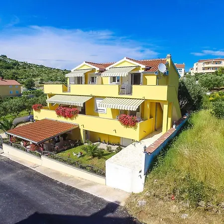 Two-bedroom In I *